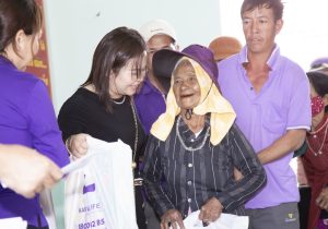 Bà Trần Thị Mười (CEO Kanvielife) trao quà cho người dân khó khăn ở Ninh Hòa